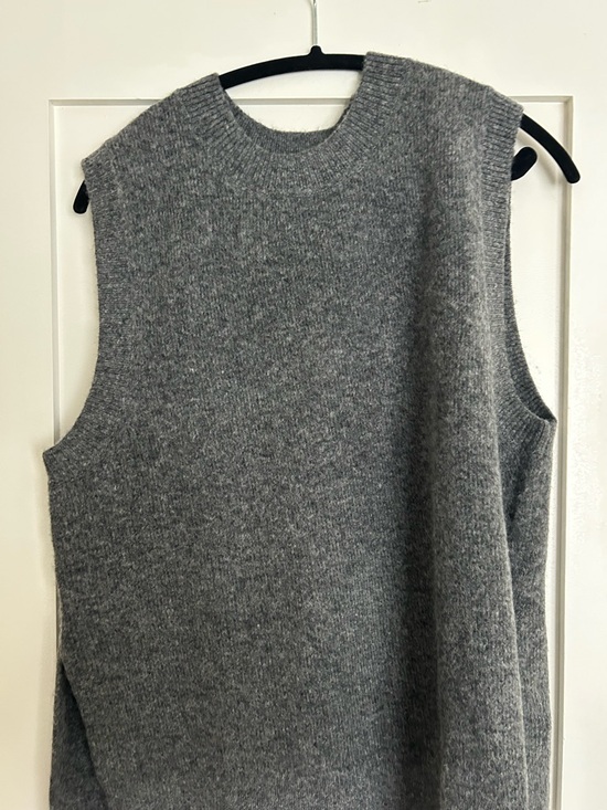 H&M Sweaters - H&M Cozy Gray Knit Sleeveless Sweater Vest